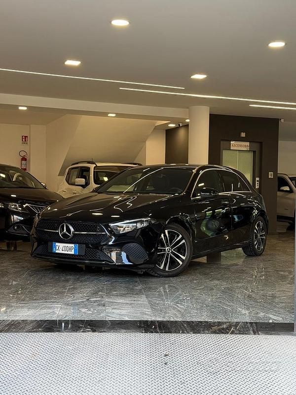 Nero Usata 2023 Mercedes A180 Progressive Tre volumi | 27.890 € (Cara) - Immagine 1/4