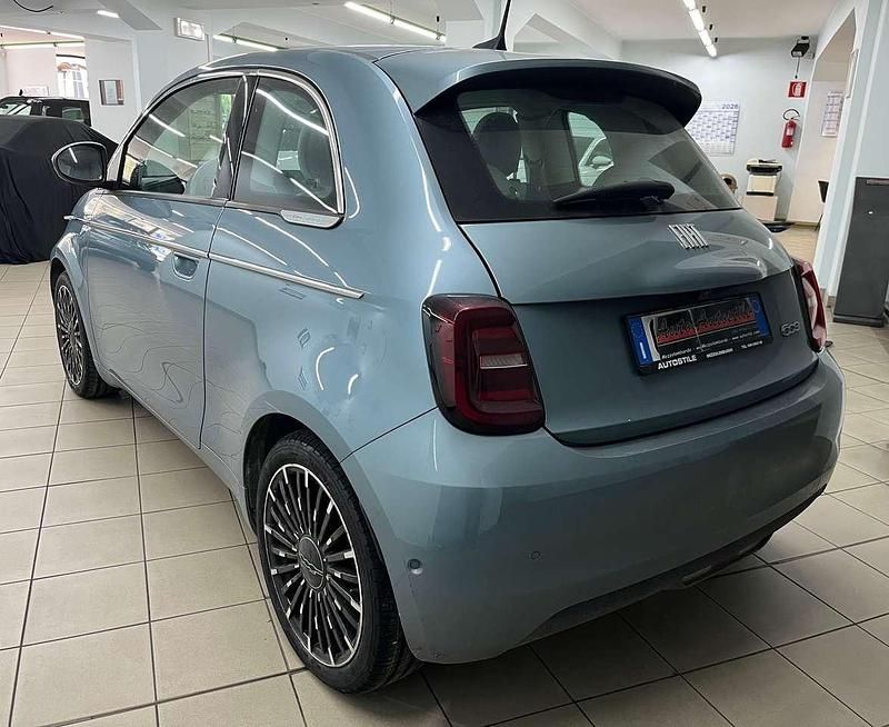 Usata Fiat 500e La Prima 42 kW (58 CV) 2021 Glacier blue metallizzato Utilitaria
