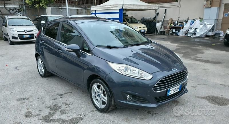 Usata Ford Fiesta Titanium 75 CV (55 kW) 2013 Grigio Berlina