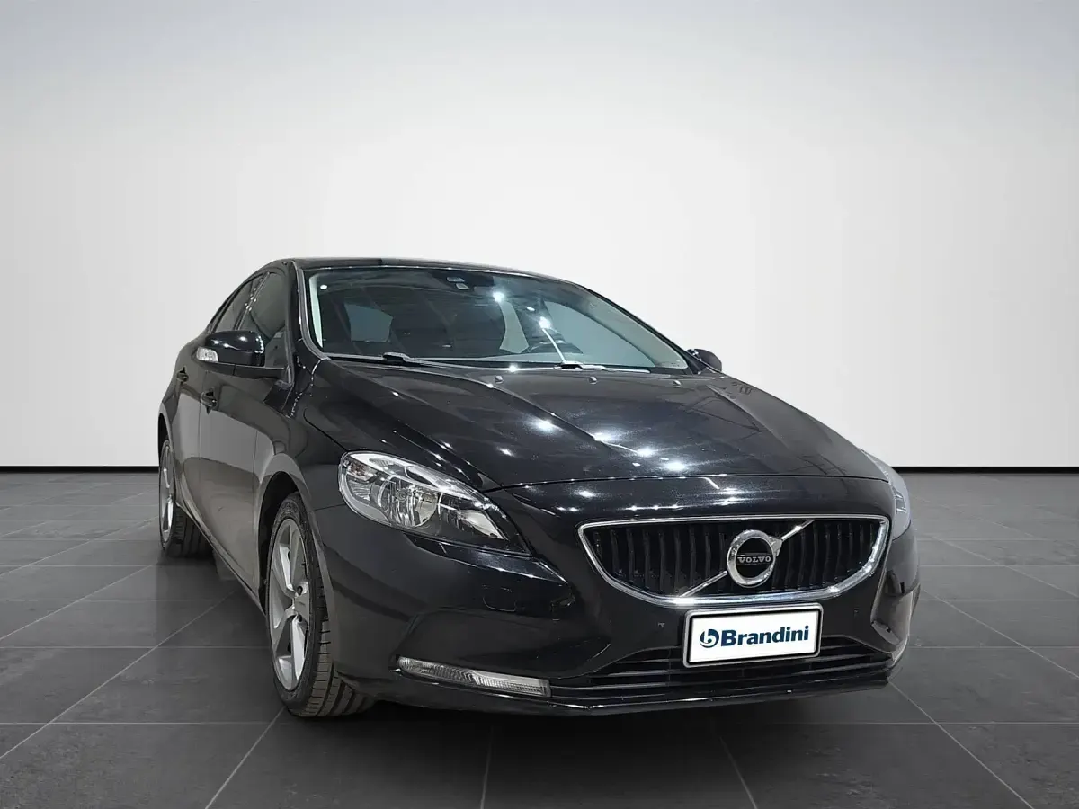 Usata Volvo V40 Kinetic 120 CV (88 kW) 2017 Nero met. Berlina