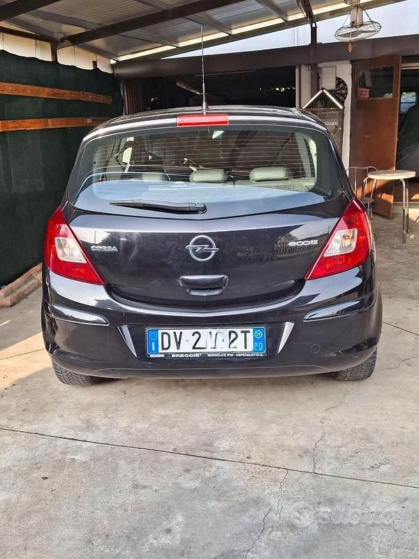 Usata Opel Corsa 75 CV (55 kW) 2009 Berlina
