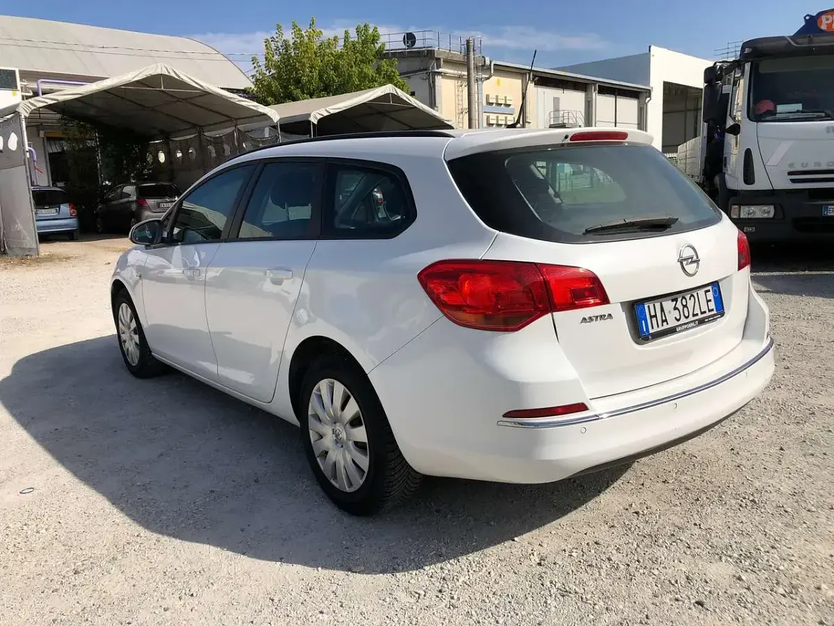 Usata Opel Astra Cosmo 140 CV (102 kW) 2013 Bianco SUV