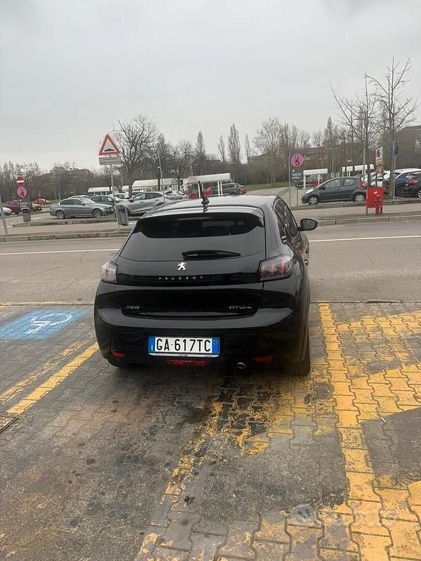 Usata Peugeot 208 GT-line 101 CV (74 kW) 2020 Nero Utilitaria