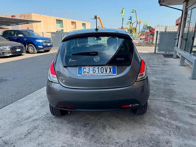 Usata Lancia Ypsilon Silver 69 CV (50 kW) 2022 Grigio Utilitaria
