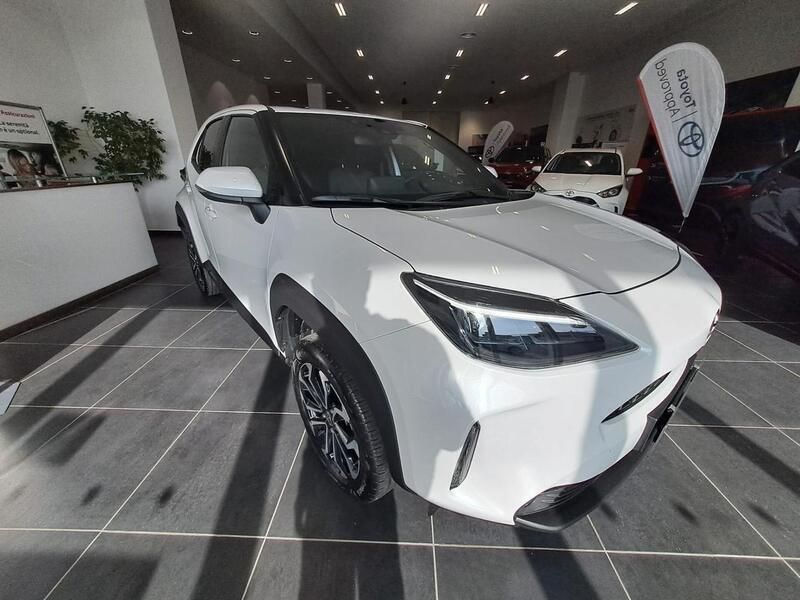 Usata Toyota Yaris Hybrid Trend 92 CV (67 kW) 2021 Bianco Monovolume