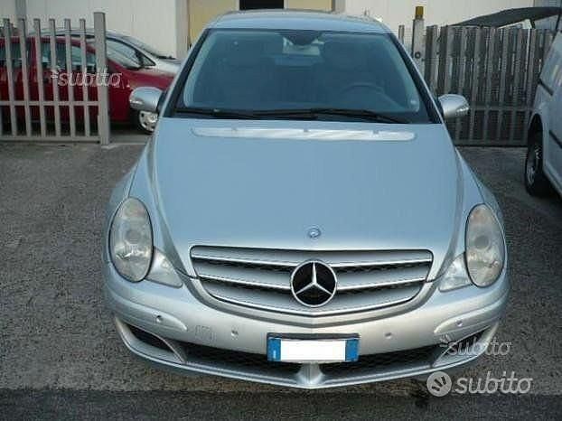 Usata Mercedes R320 Sport 224 CV (164 kW) 2006 Grigio Monovolume