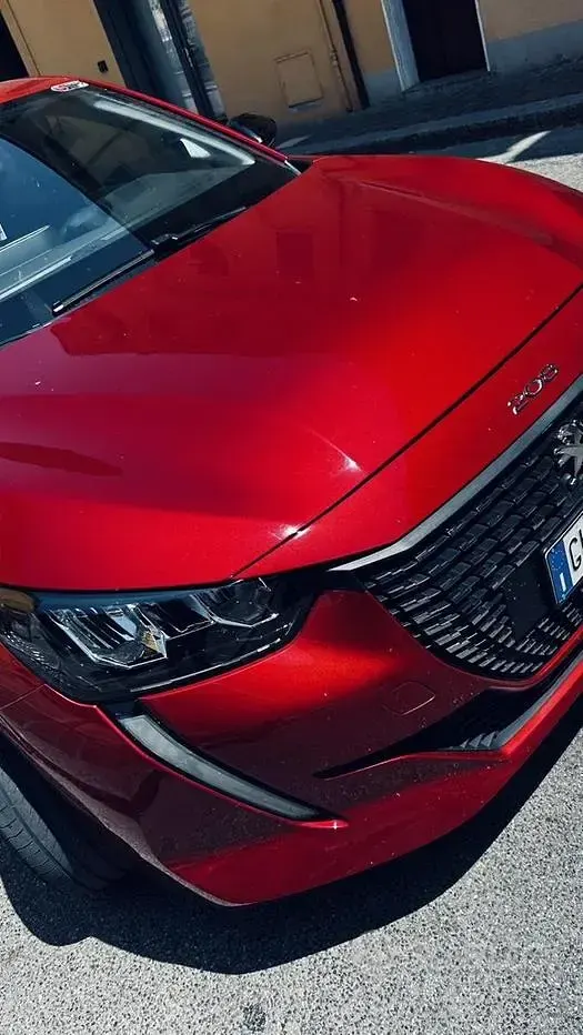 Usata Peugeot 208 Allure 101 CV (74 kW) 2022 Rosso Utilitaria
