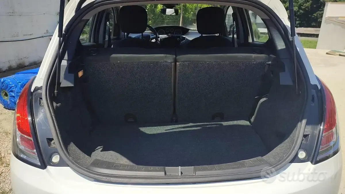 Usata Lancia Ypsilon 80 CV (58 kW) 2014 Bianco Utilitaria