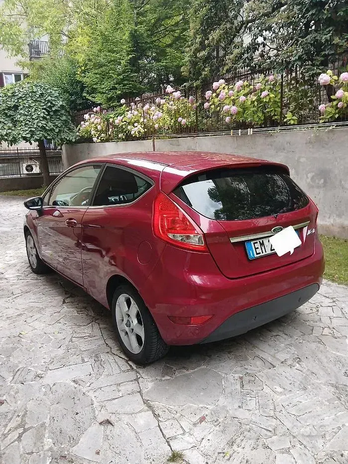 Usata Ford Fiesta 70 CV (51 kW) 2012 Berlina