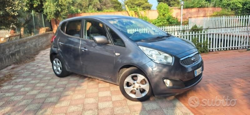 Usata Kia Venga 90 CV (66 kW) 2011 Grigio Utilitaria