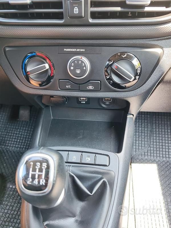 Usata Hyundai i10 67 CV (49 kW) 2021 Blu Utilitaria
