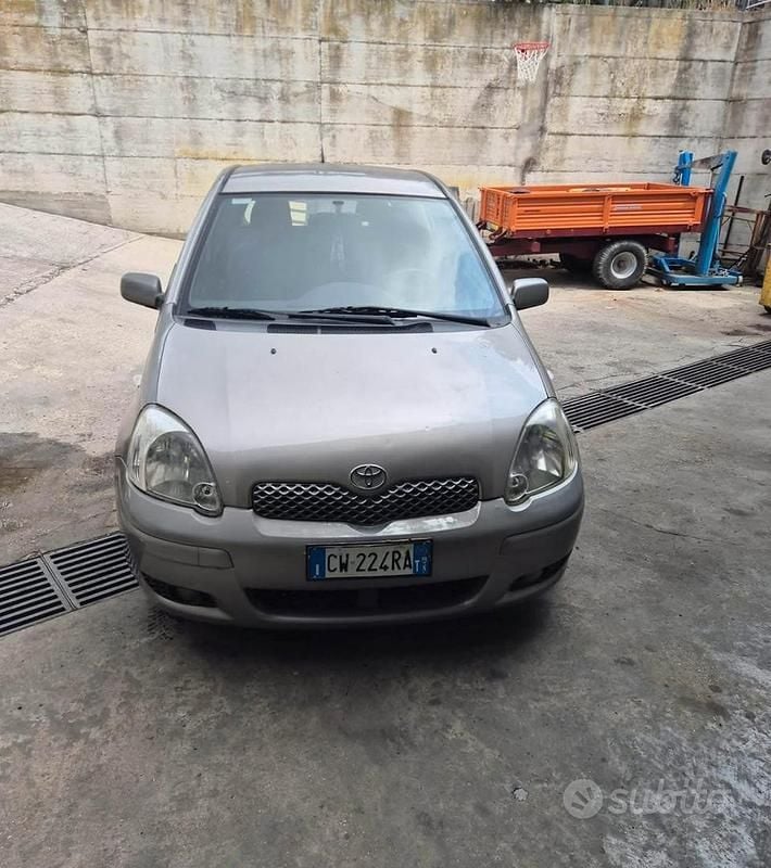 Grigio Usata 2005 Toyota Yaris Due volumi | 2500 € - Immagine 1/4