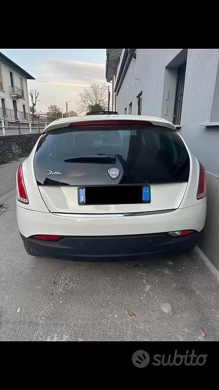 Usata Lancia Delta 120 CV (88 kW) 2011 Bianco Utilitaria