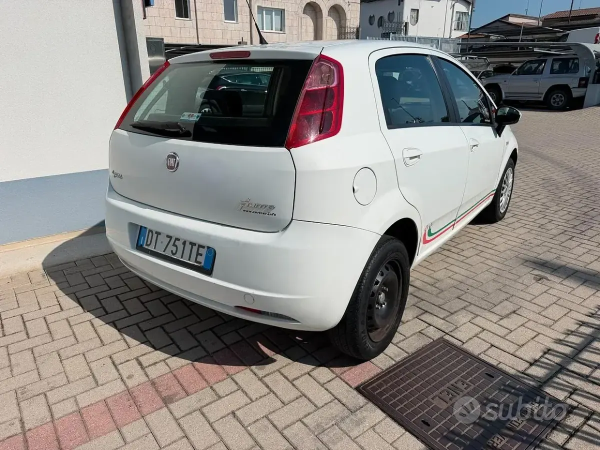 Usata Fiat Grande Punto Dynamic 69 CV (50 kW) 2009 Bianco Utilitaria
