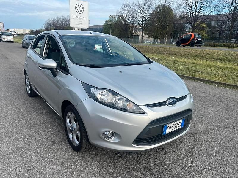 Usado Ford Fiesta Titanium 82 HP (60 kW) 2012 Prateado Citadino