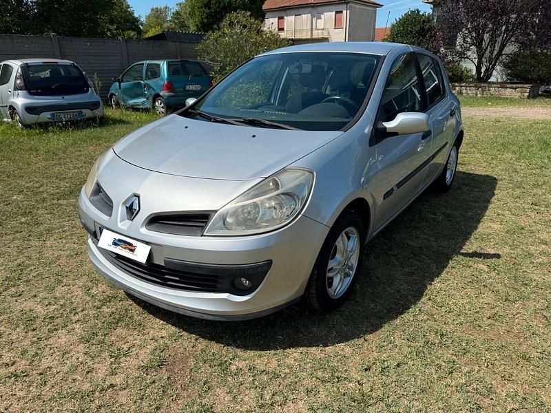 Argento Usata 2006 Renault Clio II Tre volumi | 1890 € (Buon prezzo) - Immagine 1/4
