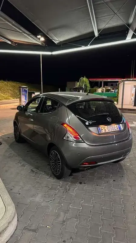 Usata Lancia Ypsilon Gold 69 CV (50 kW) 2017 Utilitaria