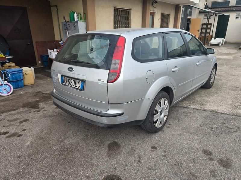 Begagnad Ford Focus S 116 HK (85 kW) 2006 Grå Kombi