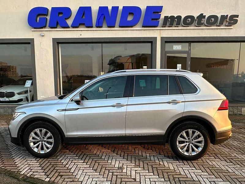 Usata VW Tiguan Life 131 CV (96 kW) 2023 Argento metallizzato SUV