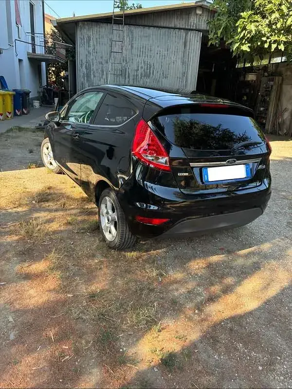 Usata Ford Fiesta 68 CV (50 kW) 2010 Nero Berlina