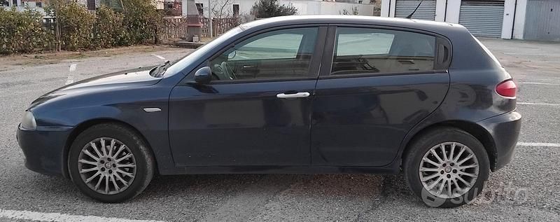 Usata Alfa Romeo 147 Distinctive 120 CV (88 kW) 2007 Blu/azzurro Utilitaria