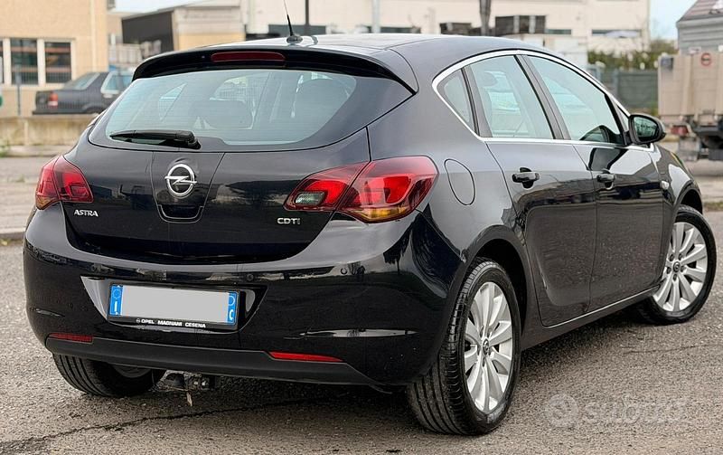 Begagnad Opel Astra Cosmo 125 HK (91 kW) 2010 Svart Sedan