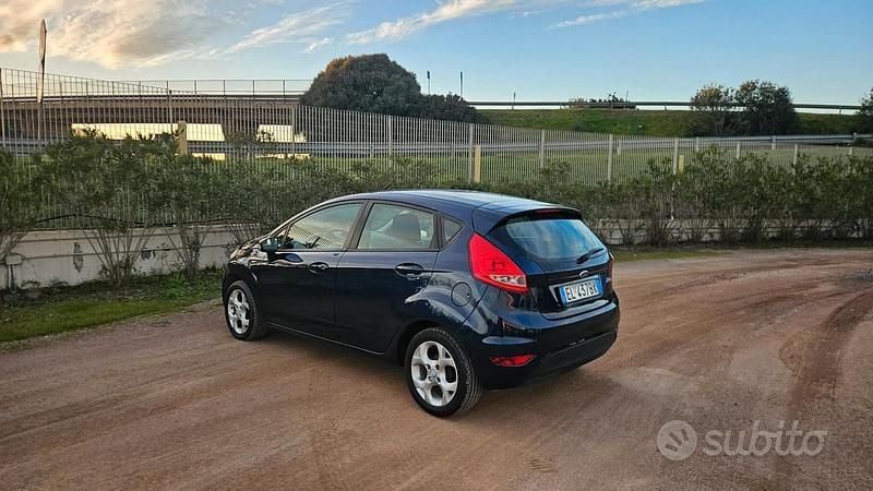Usata Ford Fiesta Titanium 75 CV (55 kW) 2013 Blu Utilitaria