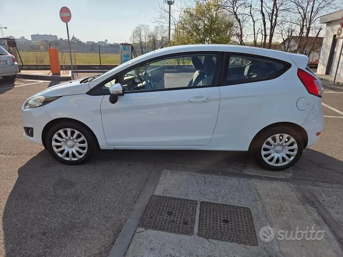 Usata Ford Fiesta 80 CV (58 kW) 2014 Bianco Utilitaria