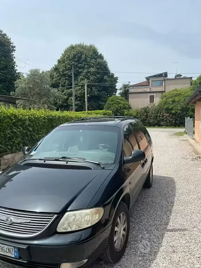Usata Chrysler Voyager 141 CV (103 kW) 2002 Nero Monovolume