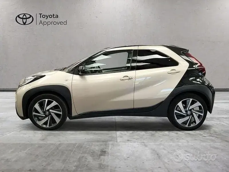 Usata Toyota Aygo X Lounge 72 CV (52 kW) 2022 Beige SUV