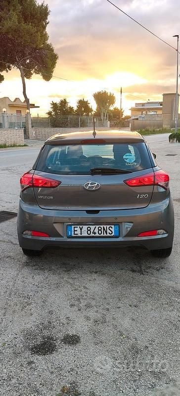 Usata Hyundai i20 100 CV (73 kW) 2015 Grigio Utilitaria