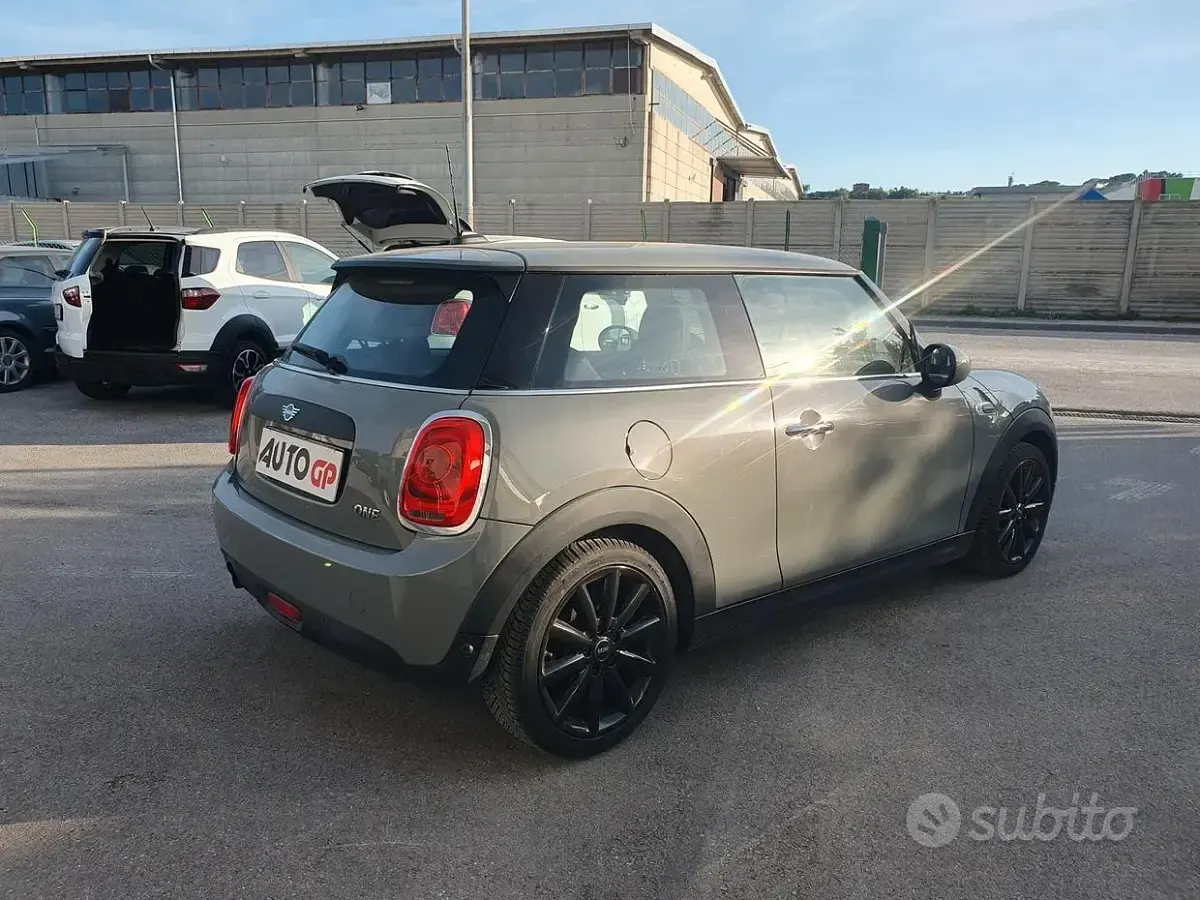 Usata Mini Cooper 102 CV (75 kW) 2018 Grigio Utilitaria