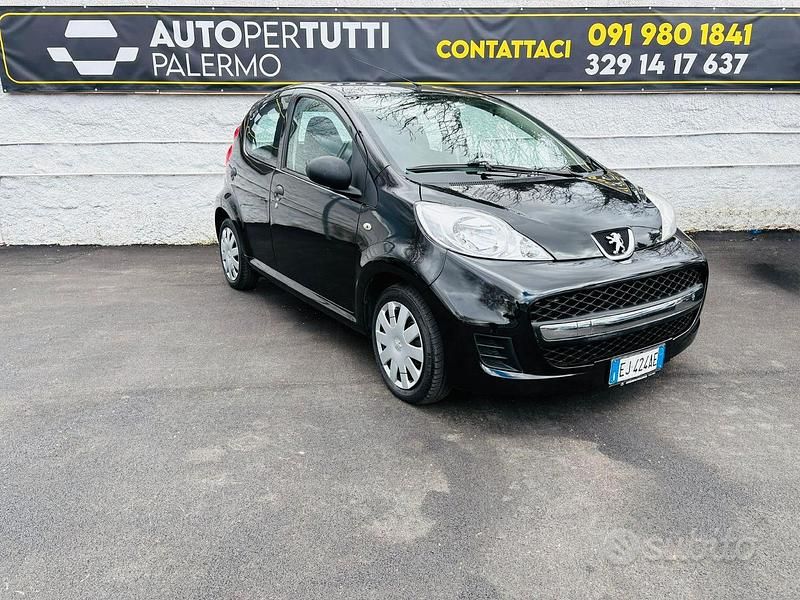 Usata Peugeot 107 Allure 67 CV (49 kW) 2012 Nero Utilitaria