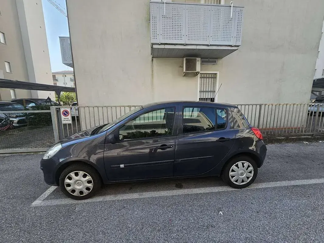 Usata Renault Clio III Komfort 75 CV (55 kW) 2007 Nero Berlina
