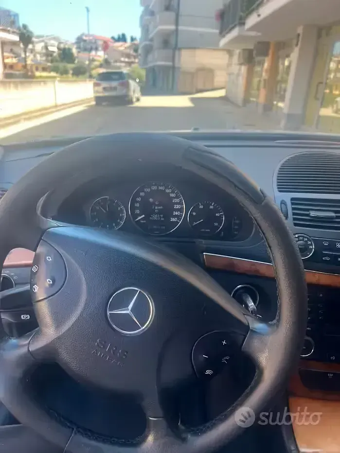 Usata Mercedes E270 177 CV (130 kW) 2002 Grigio Berlina
