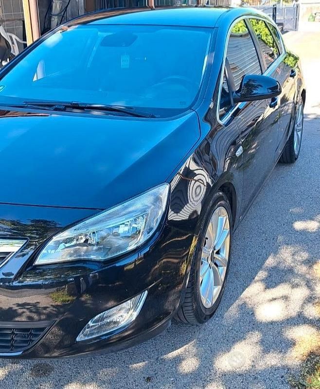 Usata Opel Astra 125 CV (91 kW) 2011 Nero Berlina