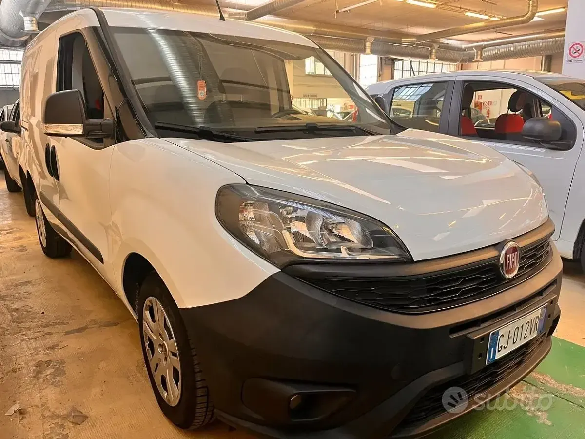 Usata Fiat Doblò Lounge 105 CV (77 kW) 2022 Bianco Monovolume