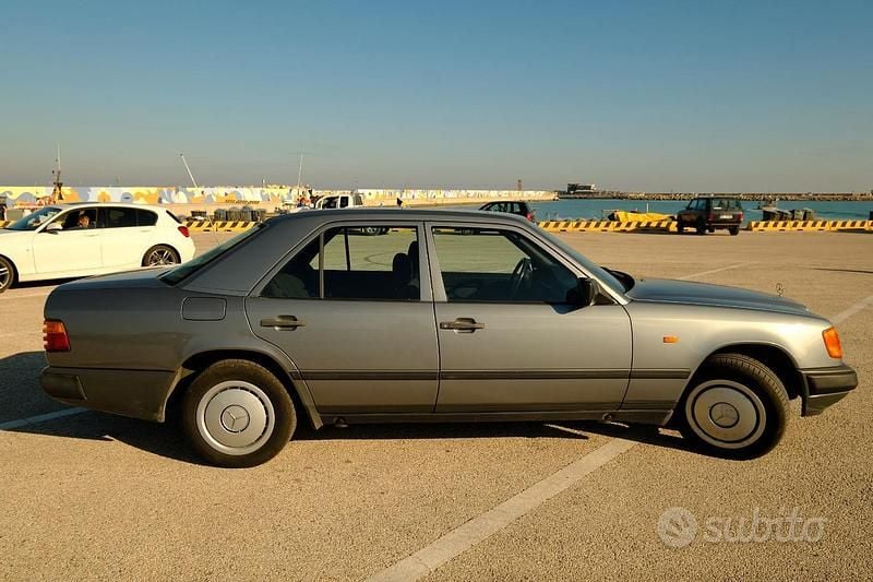 Usata Mercedes 200 122 CV (89 kW) 1989 Grigio Berlina