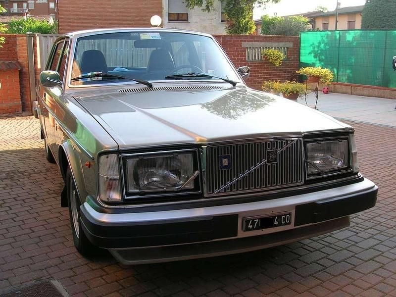Usata Volvo 264 140 CV (102 kW) 1976 Oro Berlina