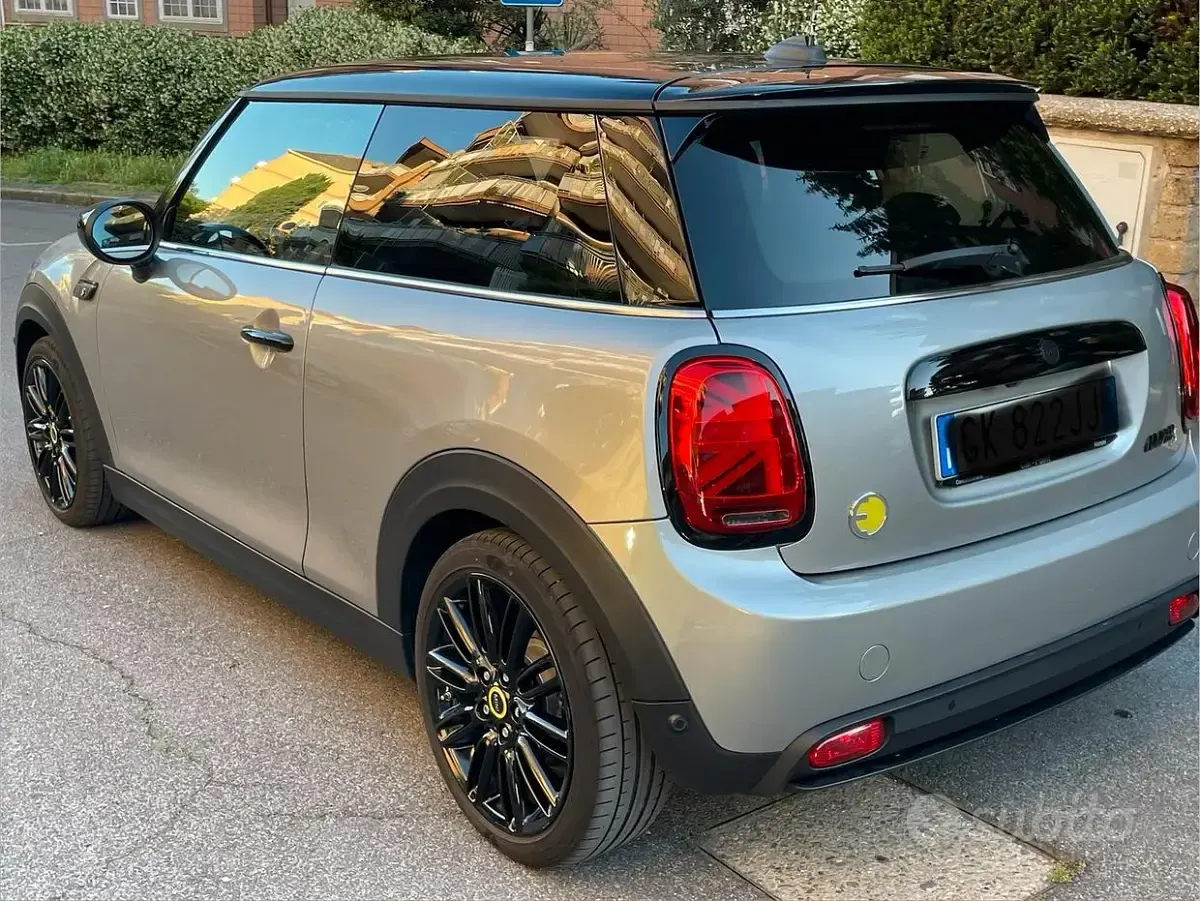 Usata Mini Cooper SE 75 kW (102 CV) 2023 Grigio Utilitaria