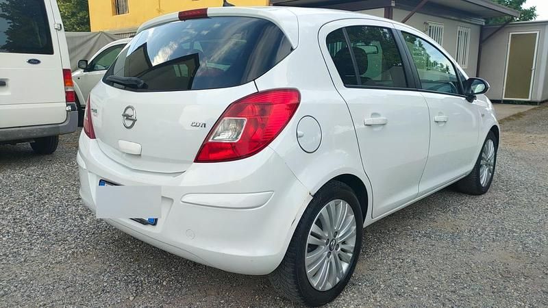 Usata Opel Corsa Cosmo 95 CV (69 kW) 2011 Bianco Utilitaria