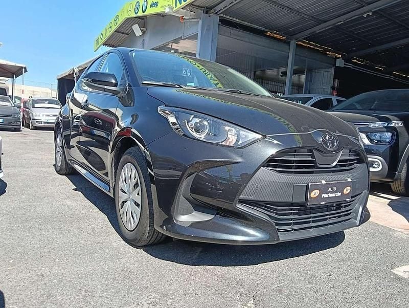 Nero Usata 2025 Toyota Yaris Hybrid Active Tre volumi | 18.490 € (Super prezzo) - Immagine 1/4