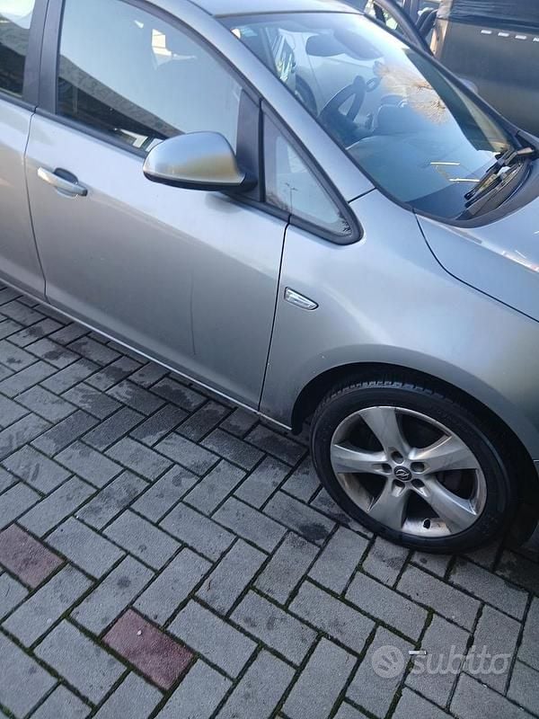 Usata Opel Astra 101 CV (74 kW) 2012 Berlina