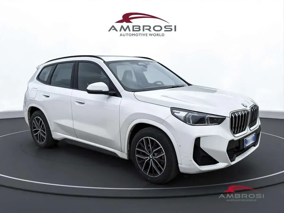 Nuova BMW X1 M Sport 245 CV (180 kW) 2026 Alpin white pastello SUV