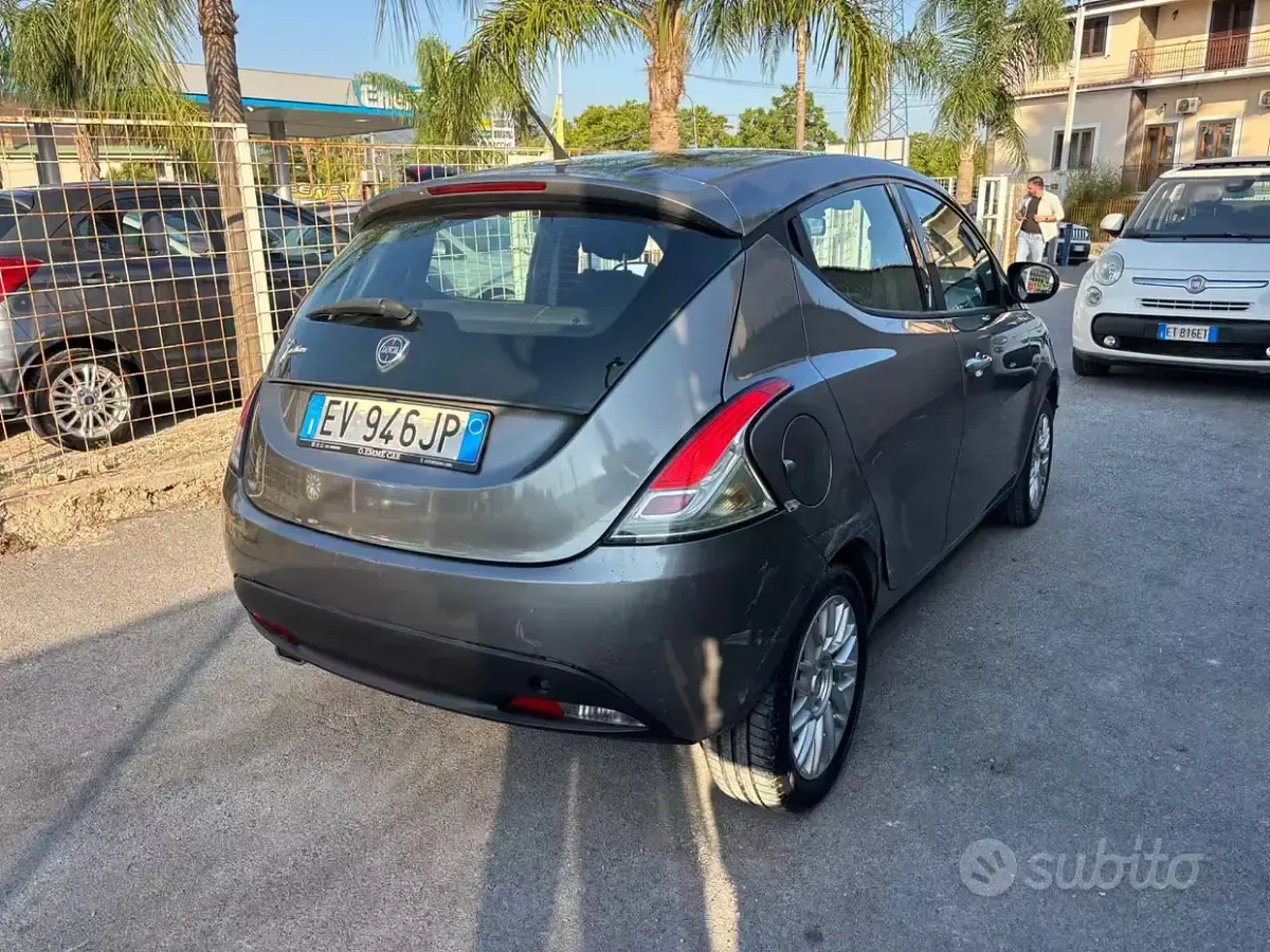 Usata Lancia Ypsilon 69 CV (50 kW) 2014 Grigio Utilitaria