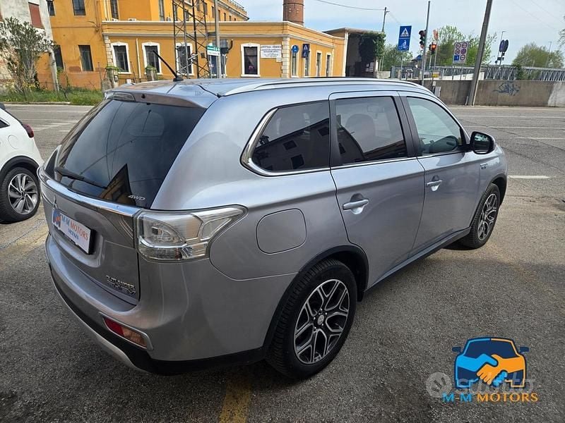 Usata Mitsubishi Outlander P-HEV Instyle 121 CV (88 kW) 2015 Grigio SUV