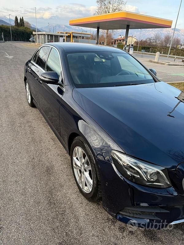 Usata Mercedes E220 2021 Blu Berlina