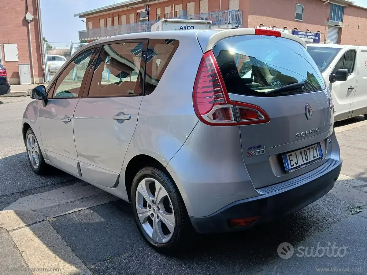 Usata Renault Scénic 110 CV (80 kW) 2011 Grigio Monovolume