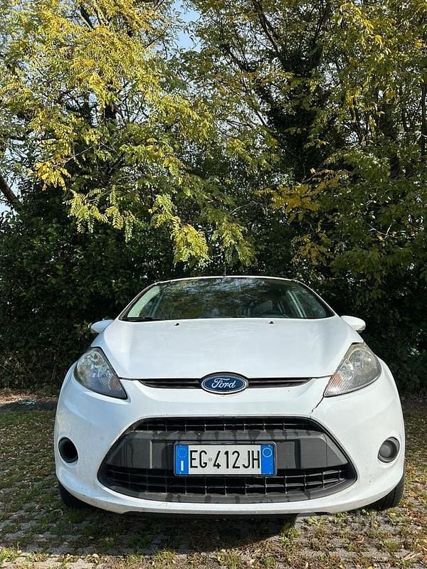 Usata Ford Fiesta 82 CV (60 kW) 2010 Bianco Berlina