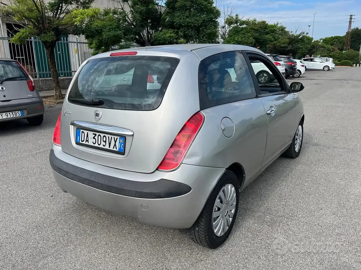 Usata Lancia Ypsilon 60 CV (44 kW) 2006 Grigio Utilitaria